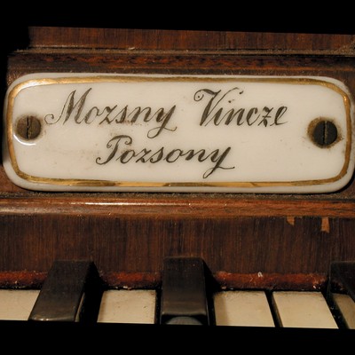 Autor foto: Marian Alojz Mayer.  Firemný štítok.