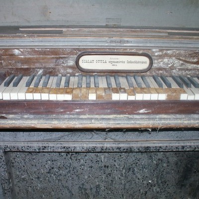 Autor foto: Marian Alojz Mayer.  Firemný štítok.