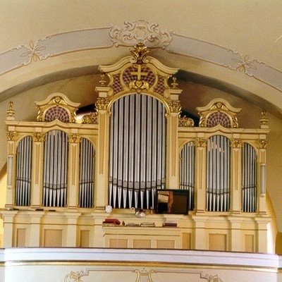 Dvojmanuálový organ s pedálom II / P / 25 (9+10+6)