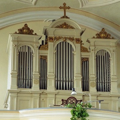 Dvojmanuálový organ s pedálom II / P / 12/8 (6/4+4/2+2)